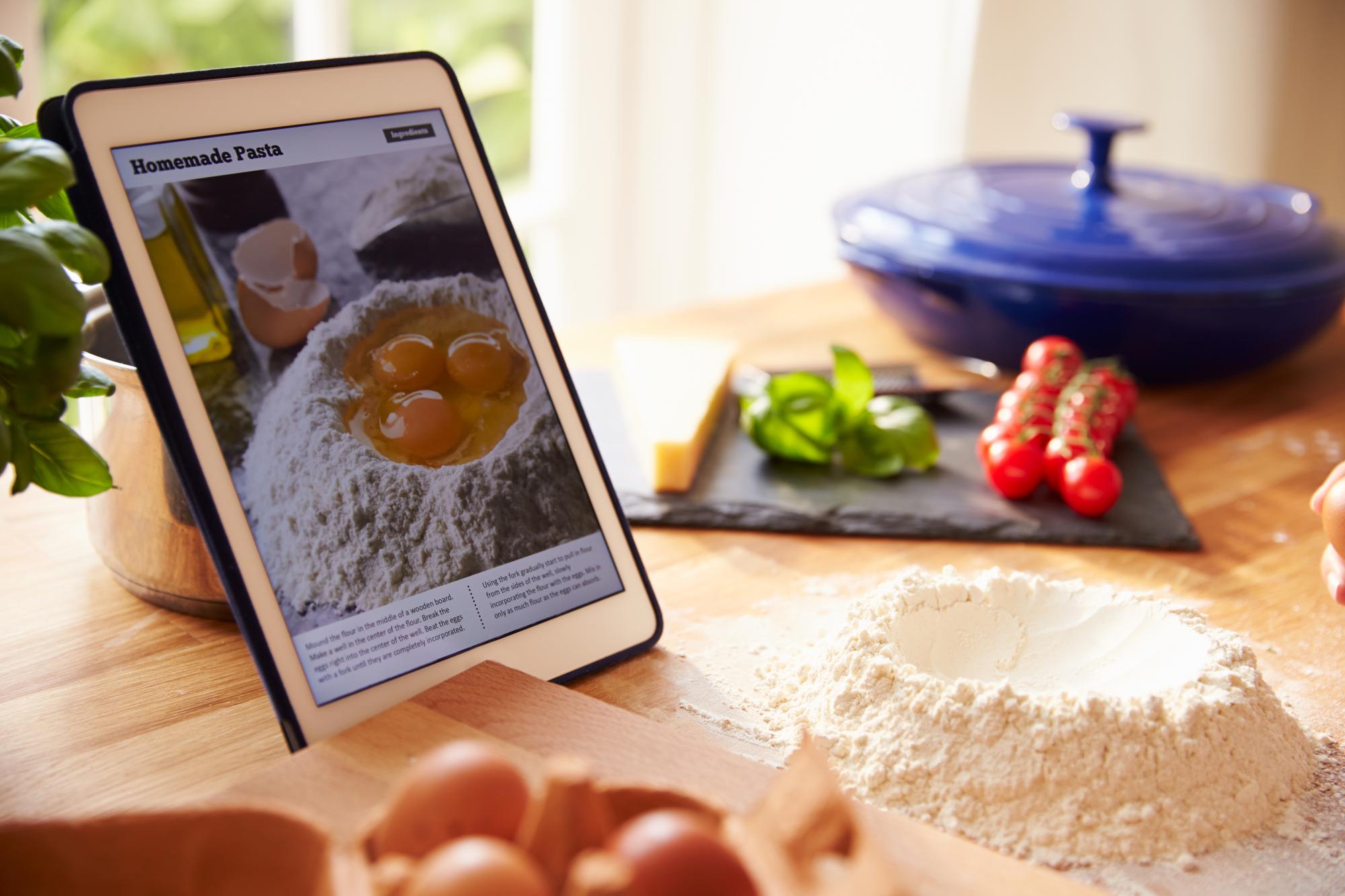 Instrukcja wideo na tablecie w kuchni